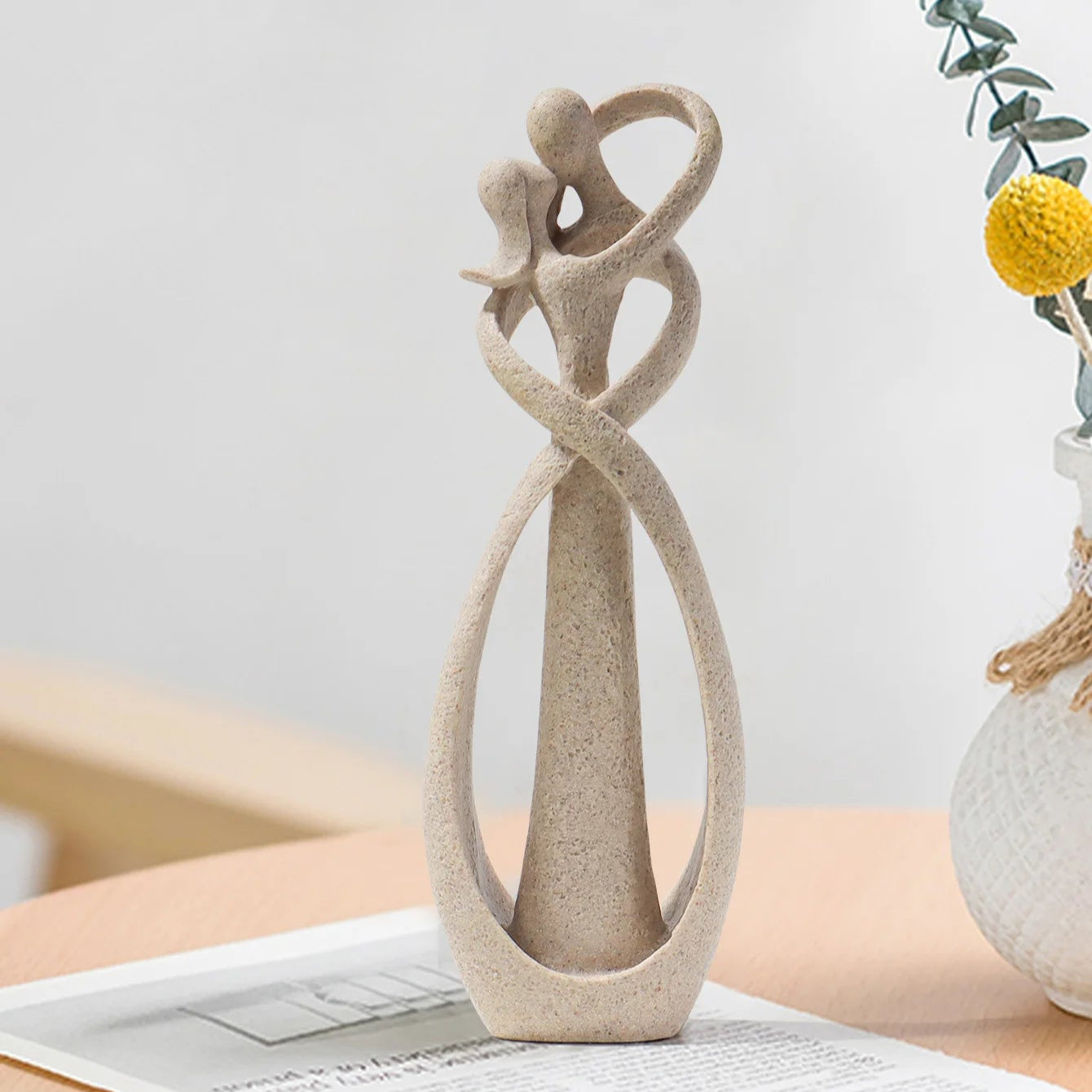 Escultura Nórdica de Casal Abraçando — Elegância e Aconchego