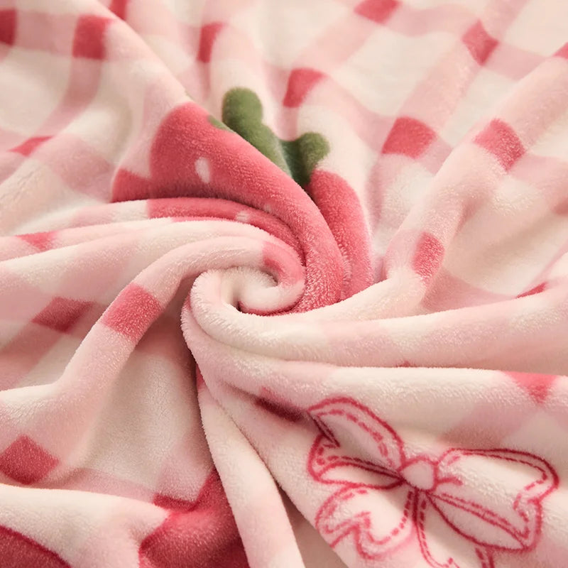 Cobertor de Flanela com Estampa de Morango – Aconchego e Estilo