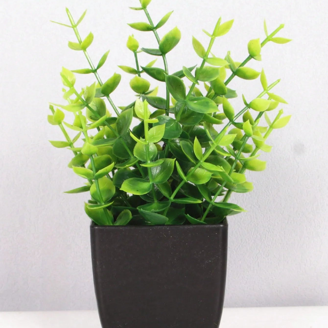 1pc planta falsa pote preto, mini planta artificial em vaso de eucalipto para decoração de mesa de banheiro de fazenda de escritório doméstico interno