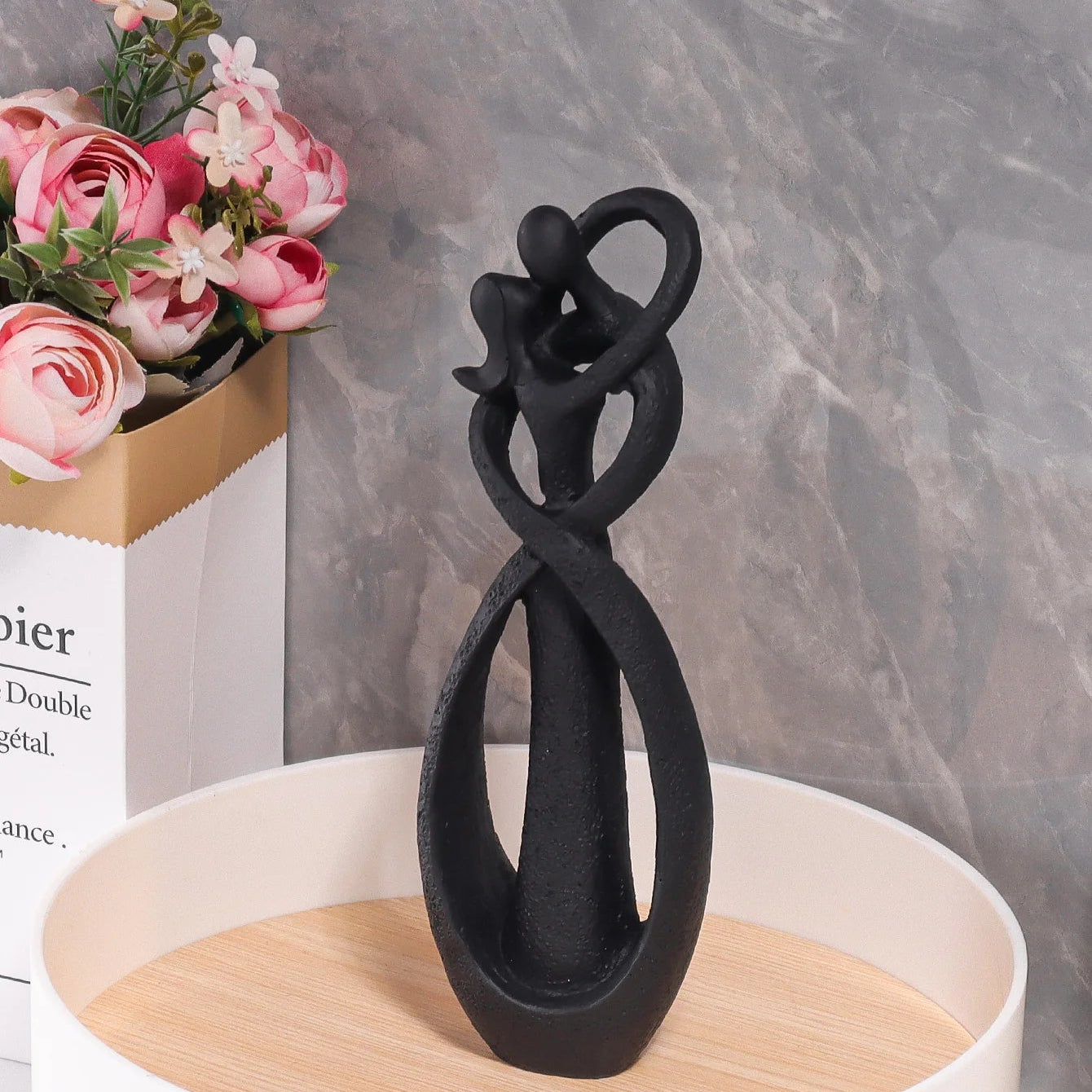 Escultura Nórdica de Casal Abraçando — Elegância e Aconchego