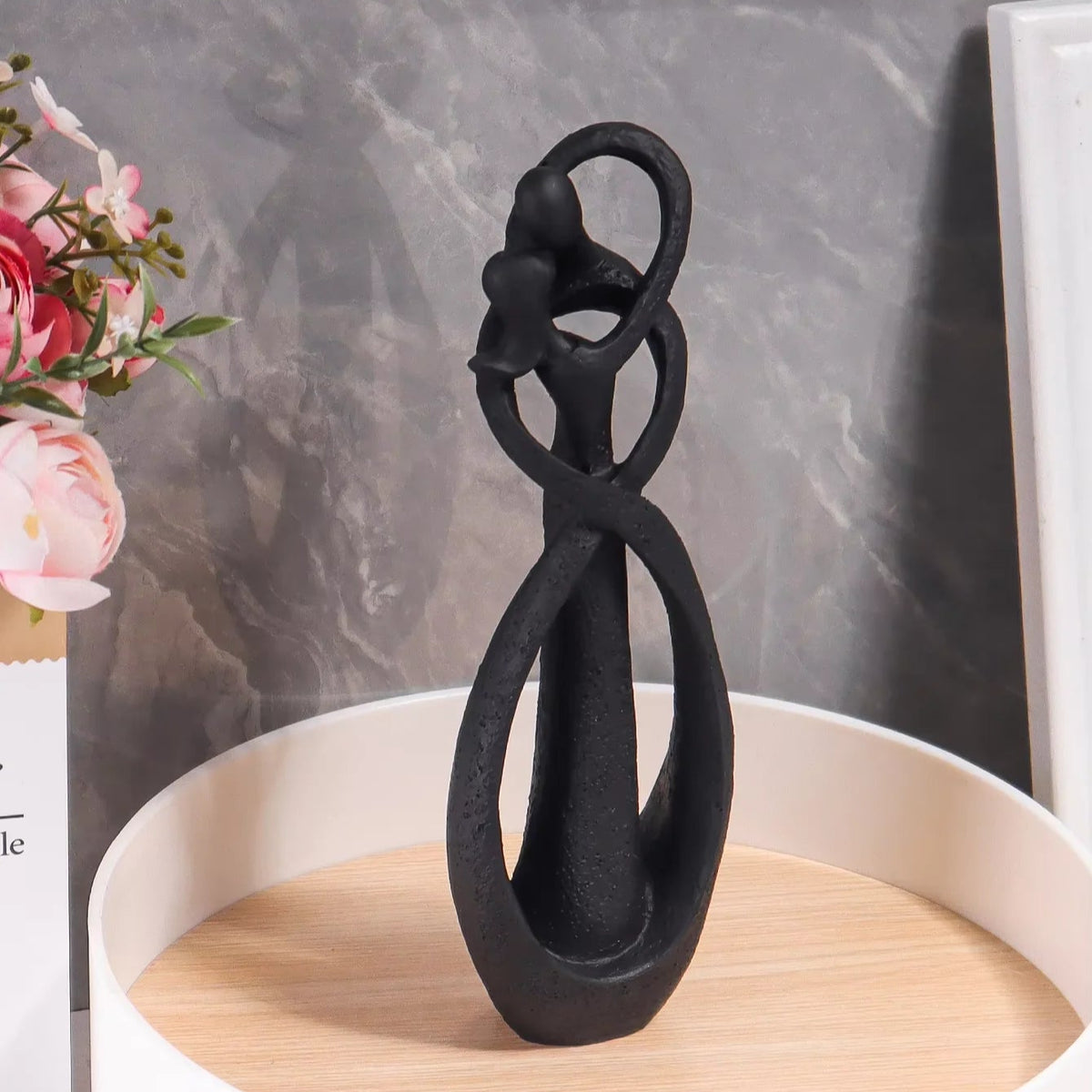 Escultura Nórdica de Casal Abraçando — Elegância e Aconchego