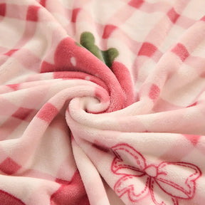 Cobertor de Flanela com Estampa de Morango – Aconchego e Estilo