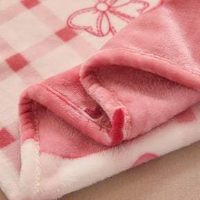 Cobertor de Flanela com Estampa de Morango – Aconchego e Estilo