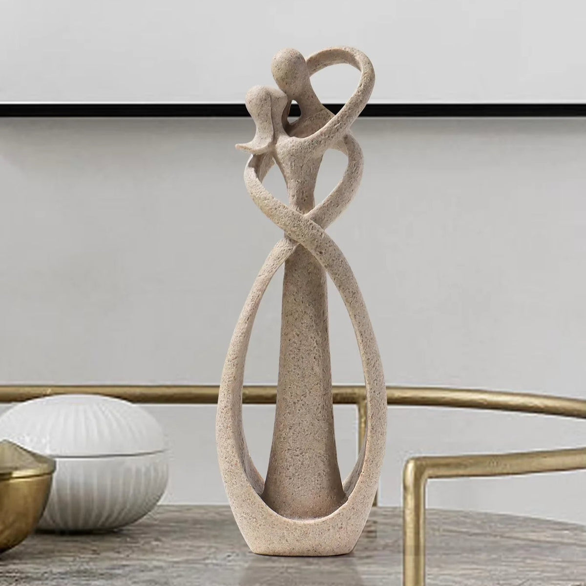 Escultura Nórdica de Casal Abraçando — Elegância e Aconchego