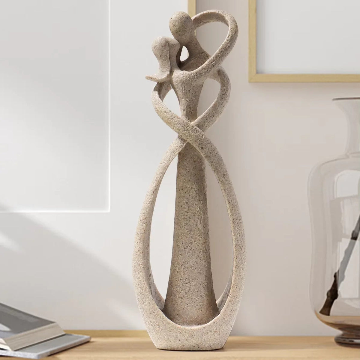 Escultura Nórdica de Casal Abraçando — Elegância e Aconchego
