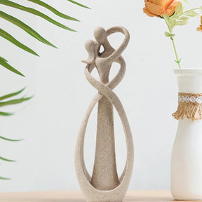 Escultura Nórdica de Casal Abraçando — Elegância e Aconchego
